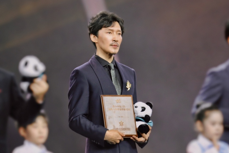 演员曹磊凭借《觉醒年代》中鲁迅一角荣获"经典人物形象荣誉"-腾讯