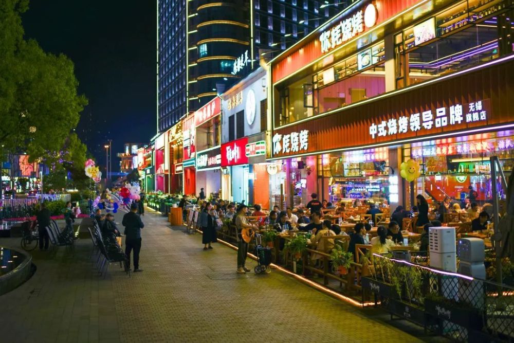 层层递进,城市美学新体验精心规划这两条商业街的外摆位最近一座难求