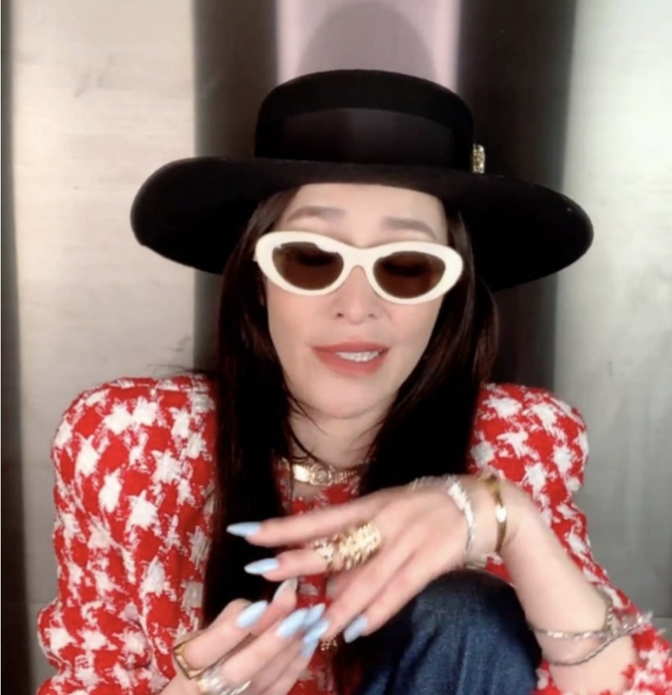 萧亚轩新年直播状态引热议!