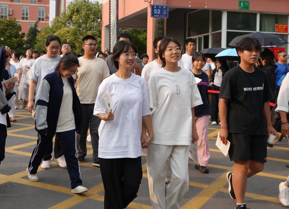 6月7日上午7时许,郑州辰林高级中学的考生跃过龙门,走过状元门,步入