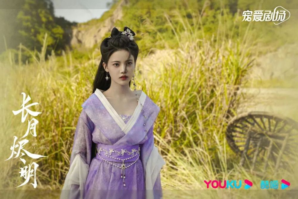 虽然翩然在剧中是以七尾狐的模样现身的,但其实她原本是一只九尾狐