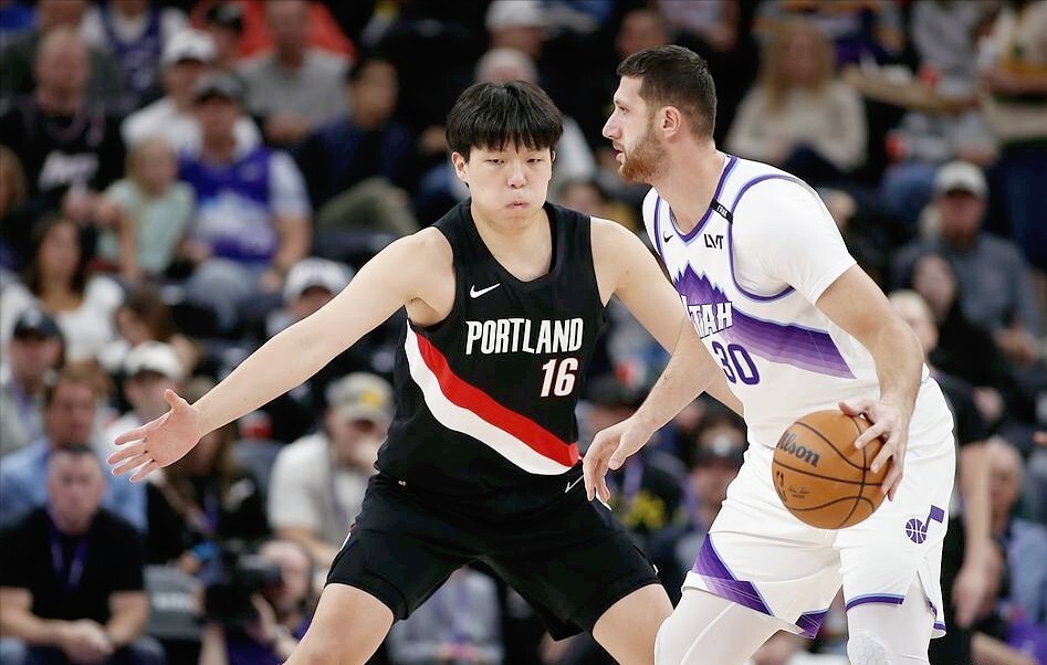 美球迷忍无可忍，怒喊杨翰森滚出NBA！开拓者本该拿下16分中锋
