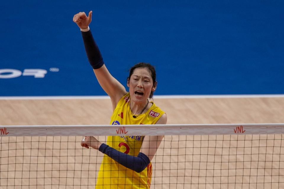 中国女排完败,主帅蔡斌被喊下课,羽毛球奥运冠军蔡赟"躺枪"