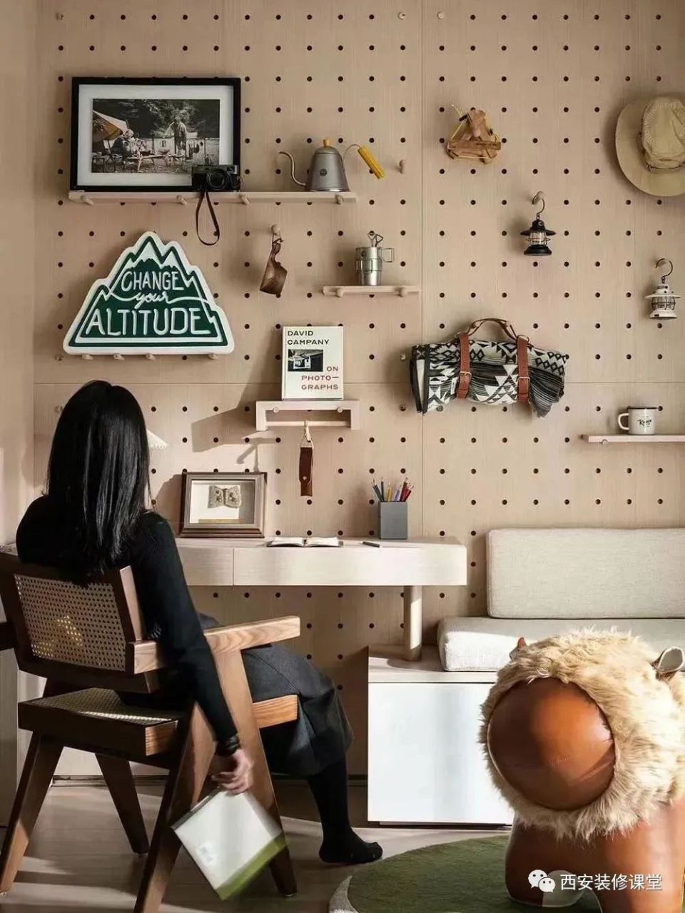 同时满足少量置物和展示▲书房书桌背景直接采用洞洞板装饰