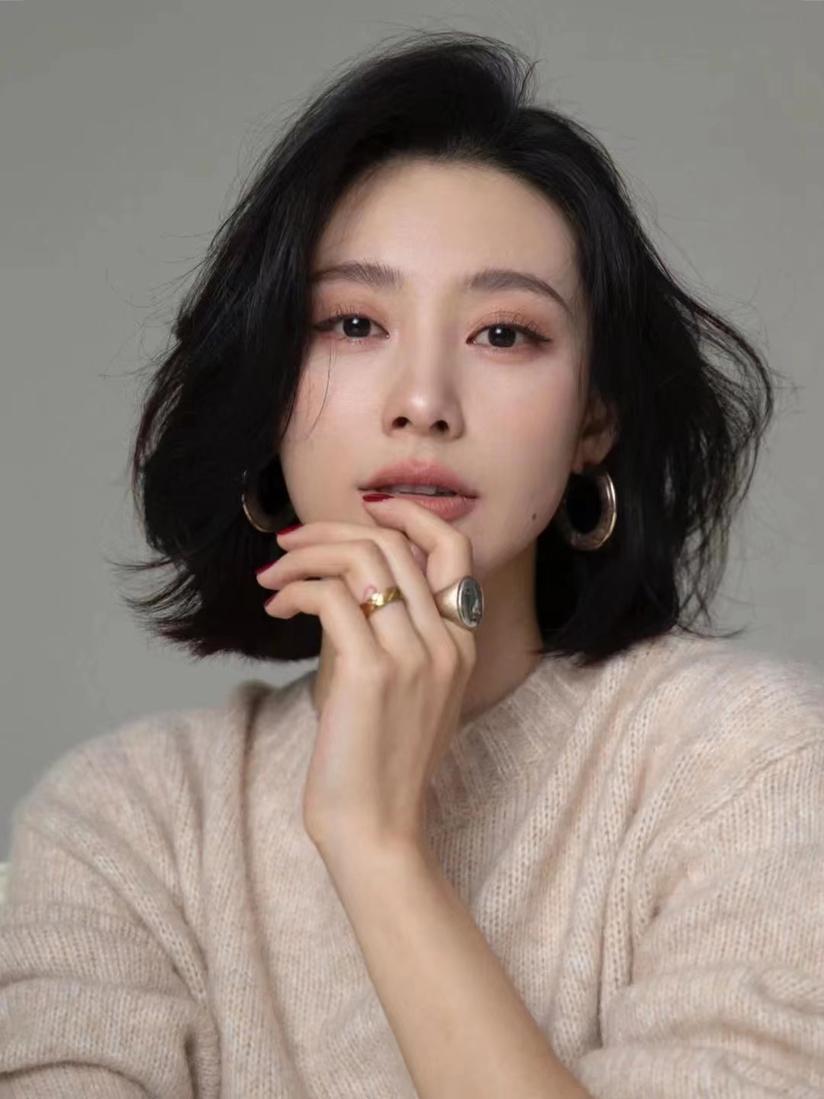 过了40岁的女人:留"过耳"短发更时尚,知性大方又不失女人味插图2