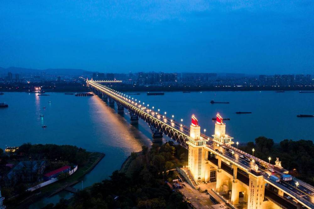南京长江大桥夜景照明全景南京照明集团在实施南京长江大桥夜景照明