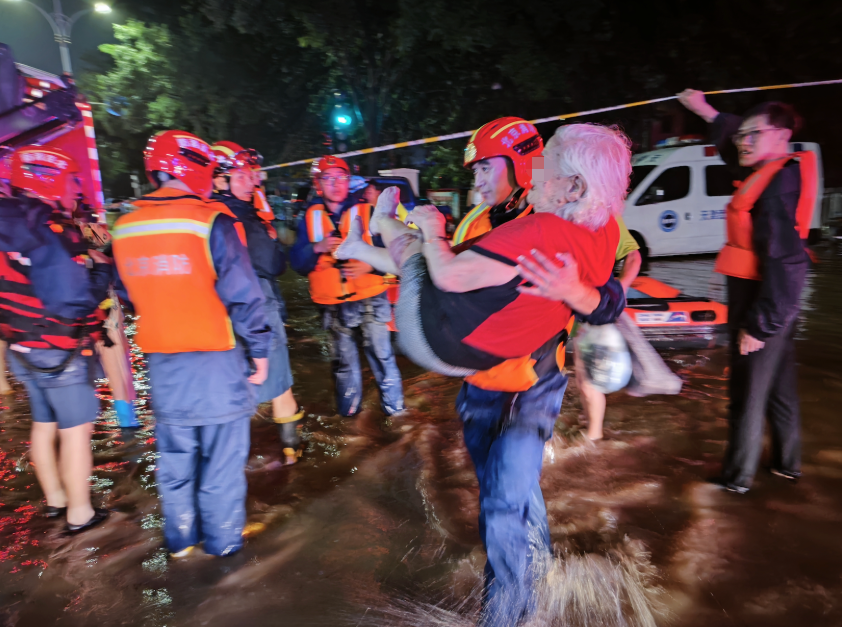 北京疏散人口_北京因暴雨提前疏散转移4.2万余人,近50万建筑工人安全转移