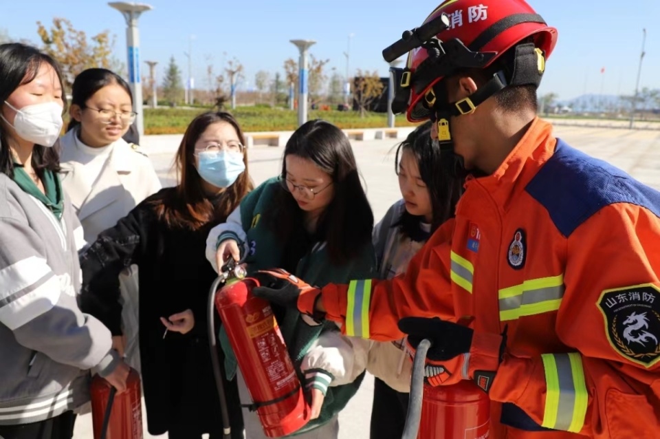 助力"119"消防宣传月,黄岛区消防救援大队走进高校开展安全技能培训