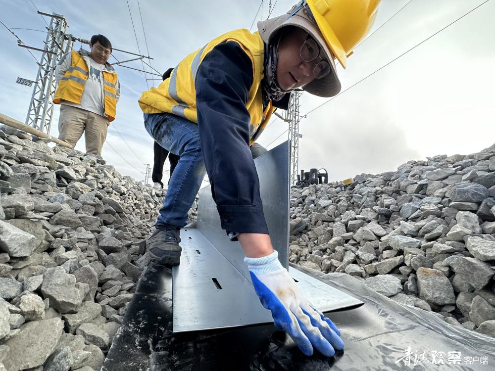 临山特大桥位于青藏铁路西格段锡铁山至达布逊站间,全长3447.