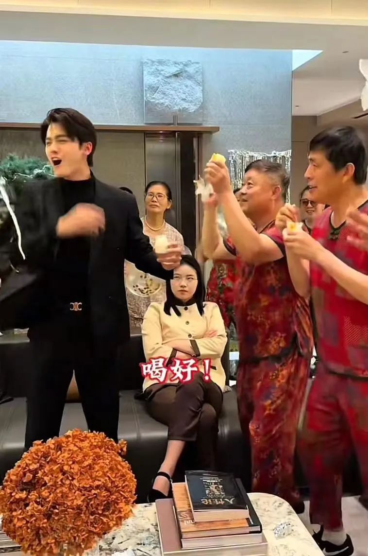 图 / 抖音截图在戏仿中,最重要的,是要在关键情节制造出反差.