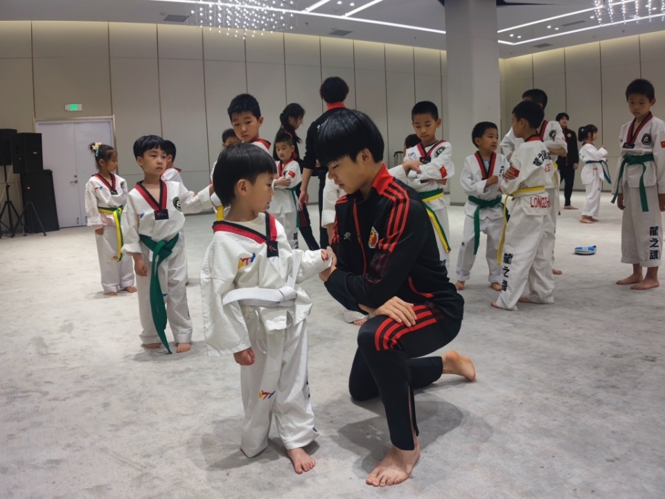 中国龙队跆拳道示范团青岛分团成立,近200名跆拳道学员向世界冠军学艺