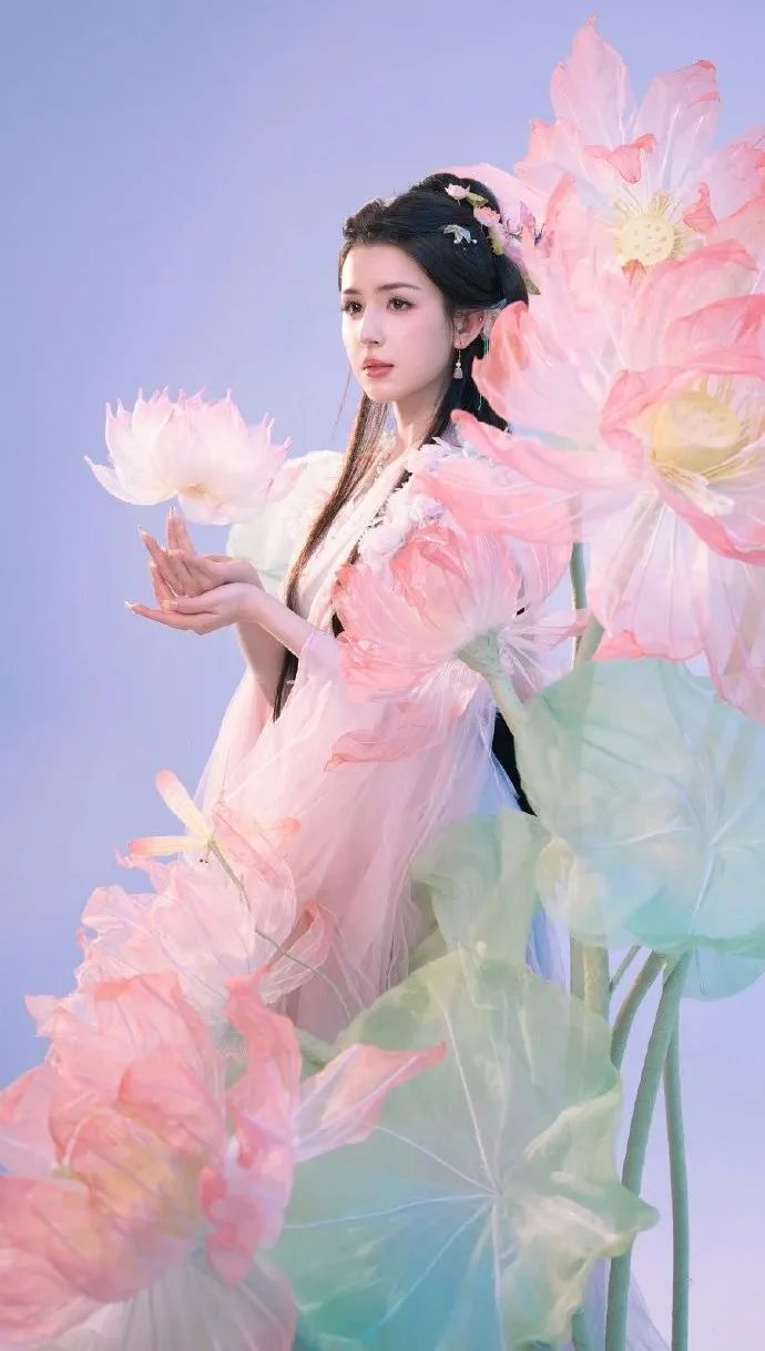 央视网络春晚女明星造型，任敏美出新高度，哈妮克孜化身荷花仙子_腾讯新闻