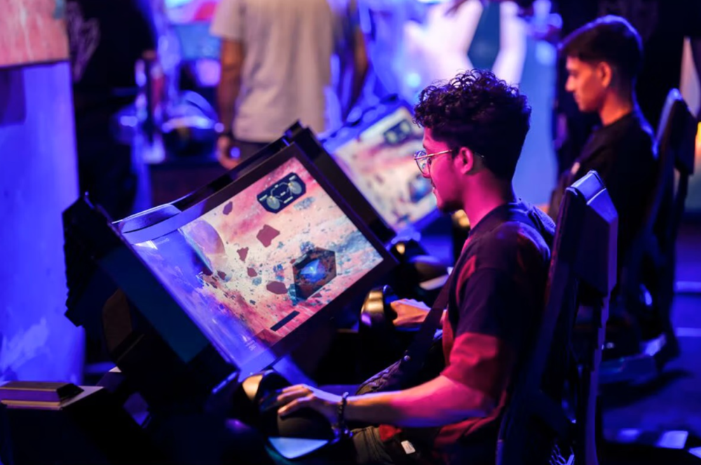 国产美女惊艳亮相国际舞台，一身华服尽显东方神韵，自信微笑征服全场观众，赢得多国嘉宾盛赞。