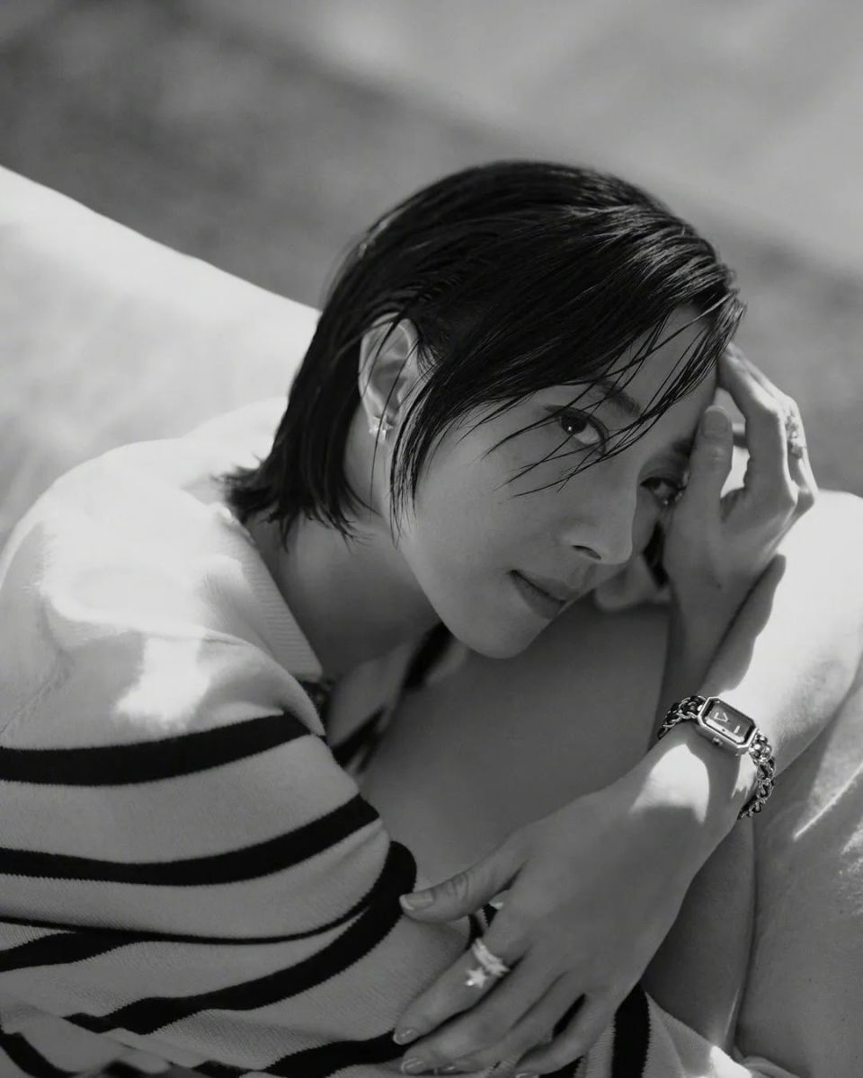 出道二十年,容颜未变,一直保持标志性清瘦面孔和中短发的桂纶镁,作为