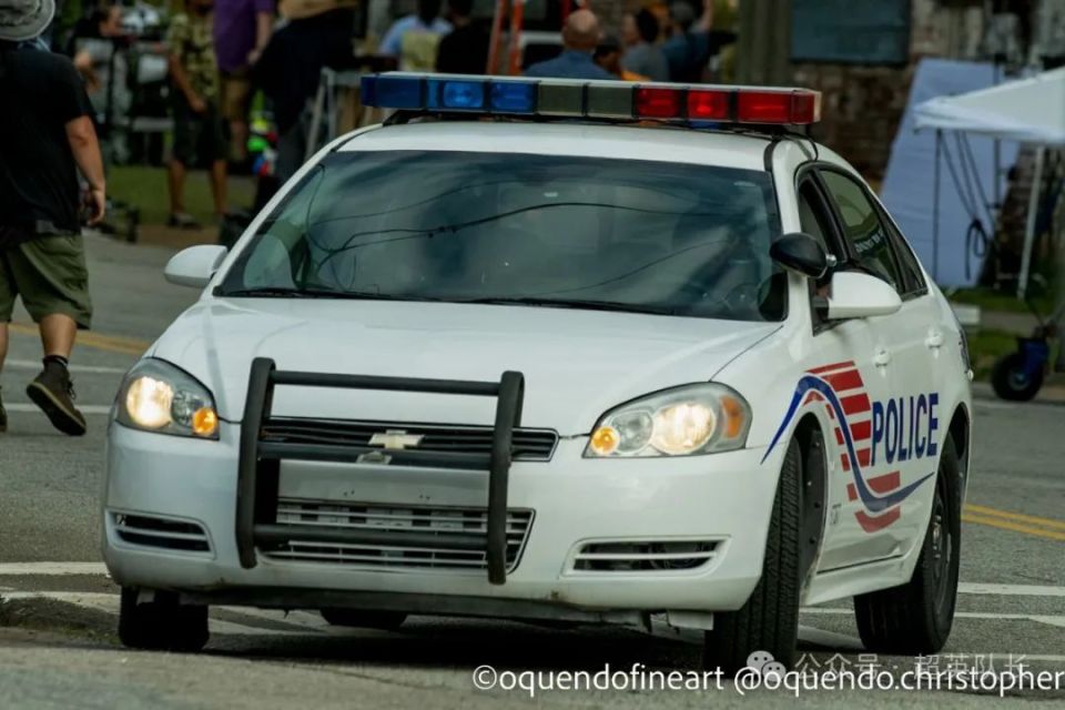 另外片场还出现了大量警车和报废的车辆,不出意外肯定经历了一番战斗.