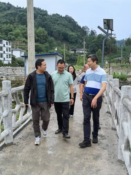 周健(右一)考察万和村闵行援滇干部,盐津县委常委,副县长周健告诉我