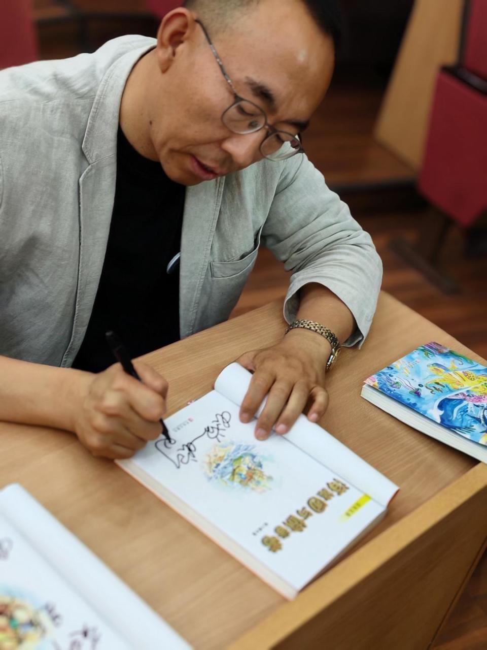 岛城青少年欢度"六一":螳小螂揭秘章鱼兄弟