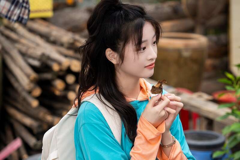 《大三女生》剧照 "鸡架公主"李桂菲.《大三女生》沈阳夜景剧照.