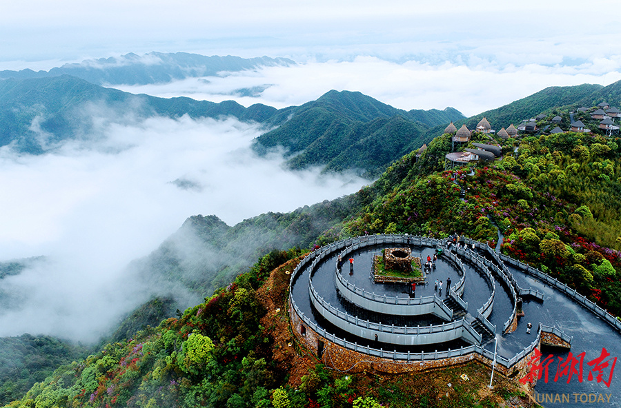 5月3日,雨后的资兴市回龙山,云海在山林间翻涌,与森林木屋相得益彰