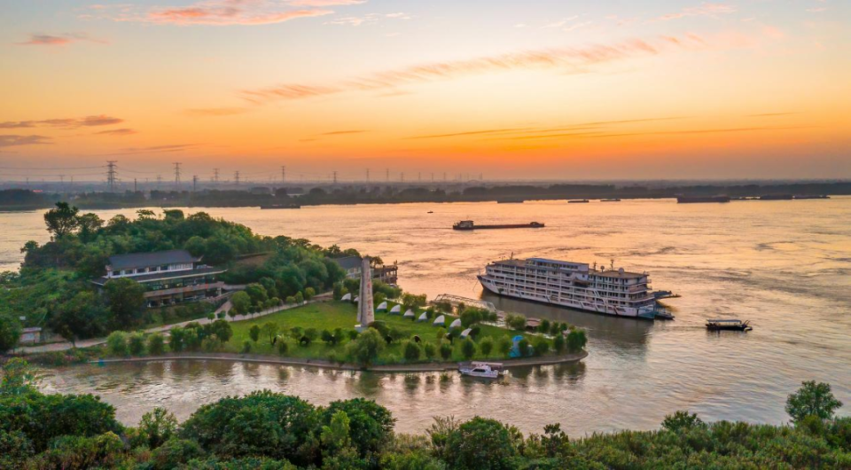 构成了一幅美妙的画卷,"鹊屿江光"也因此成为著名的 "繁昌十景"之一