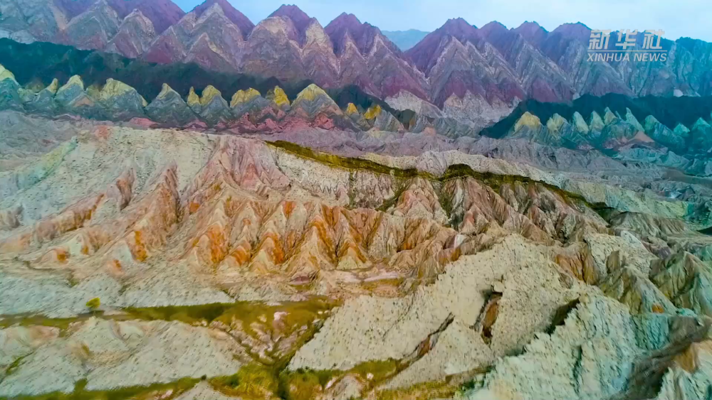 早春三月,位于新疆阿克苏地区柯坪县的钢锯岭风光正好,色彩斑斓的山峦