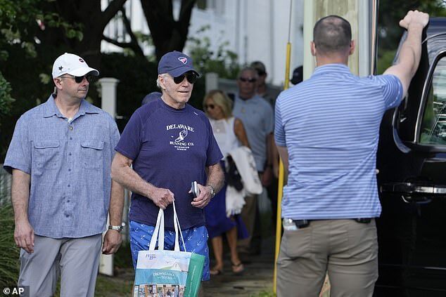 80岁拜登在沙滩看文件,爱妻相伴,儿子朋友或将说出不利于他的证词