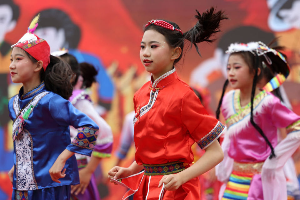 新华社记者 赵子硕 摄5月31日,甘肃省兰州市东郊学校的小学生在创意