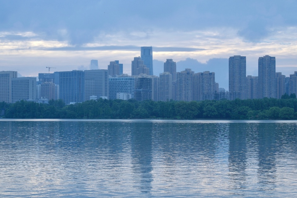 游客尽享自然之美,东湖绿道三期贯通后迎首个周末_