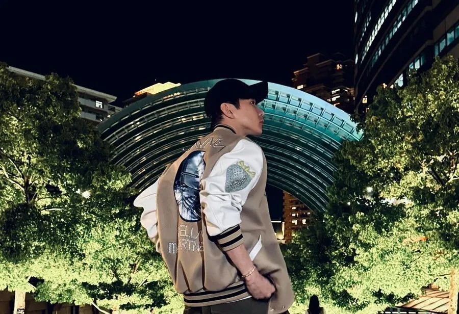 林俊杰疯狂上脚巴黎世家!这身穿搭怎么样?