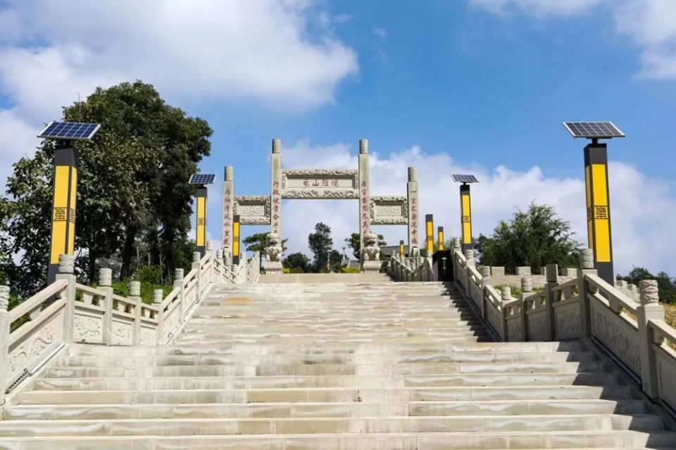 龟山公园位于宜君县城繁华地段,被县政府,文化馆,老街,西园小区,上城