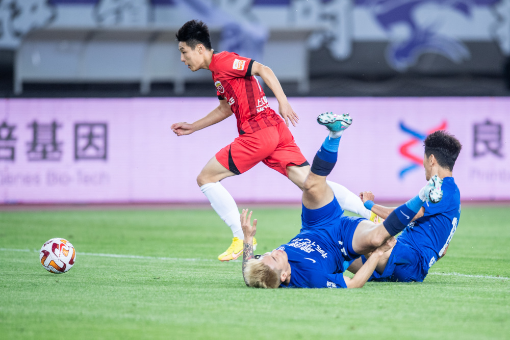 体育足球中超武汉三镇不敌上海海港2