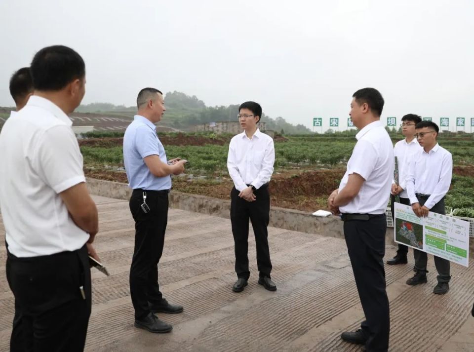 周明军先后来到古宋镇阳坝村,僰王山镇博望村,共