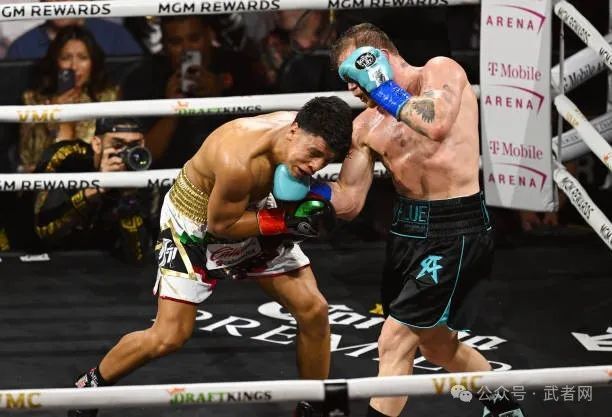 阿瓦雷兹击倒蒙圭亚一次点数完胜成功卫冕四大组织金腰带