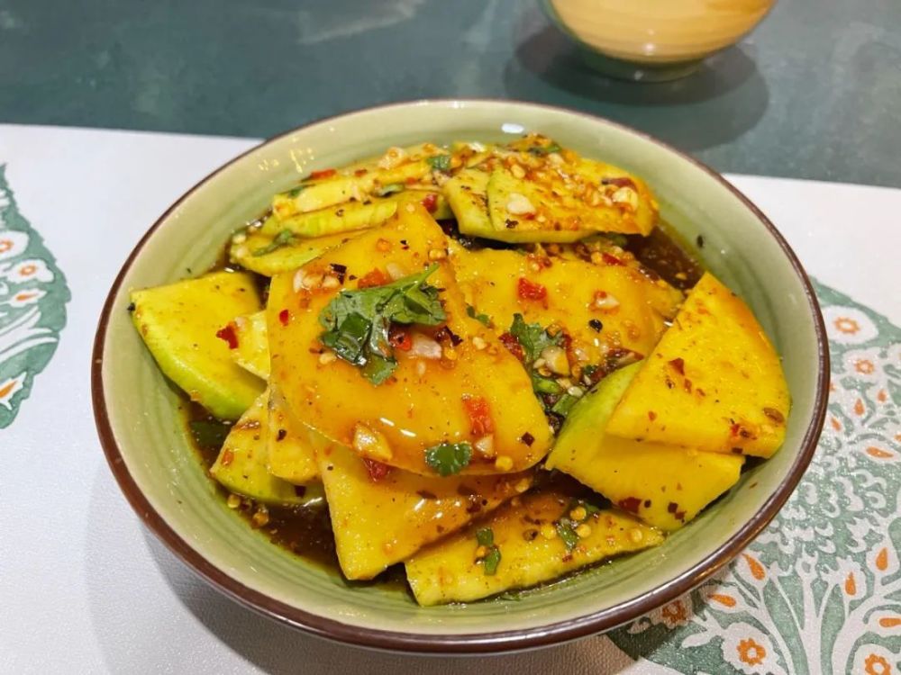 普娅鑫 摄草莓,芒果,酸木瓜,李子……在云南没有一样水果能"逃过"拌