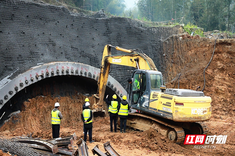 宜章莽山太空隧道进洞口开挖 双向掘进开启"加速度"_腾讯新闻