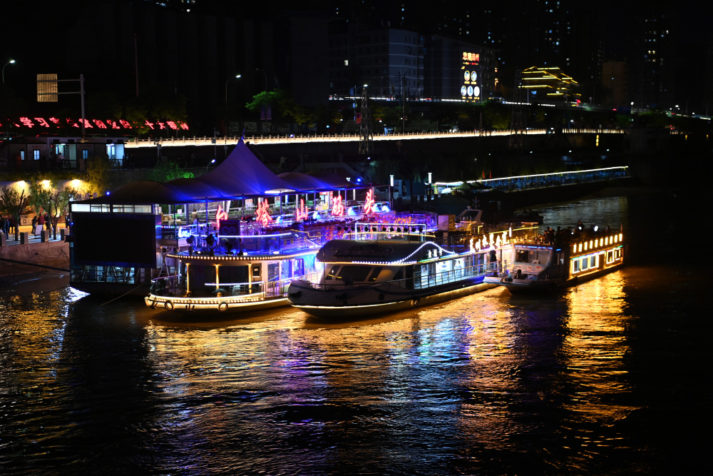 这是4月26日在兰州市城关区拍摄的黄河兰州段白塔山码头.