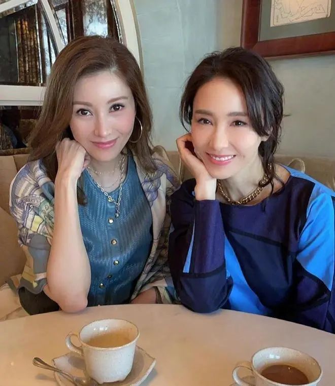 52岁黎姿补过生日,四位名媛到场独缺李嘉欣,传闺蜜情断已有2年-腾讯