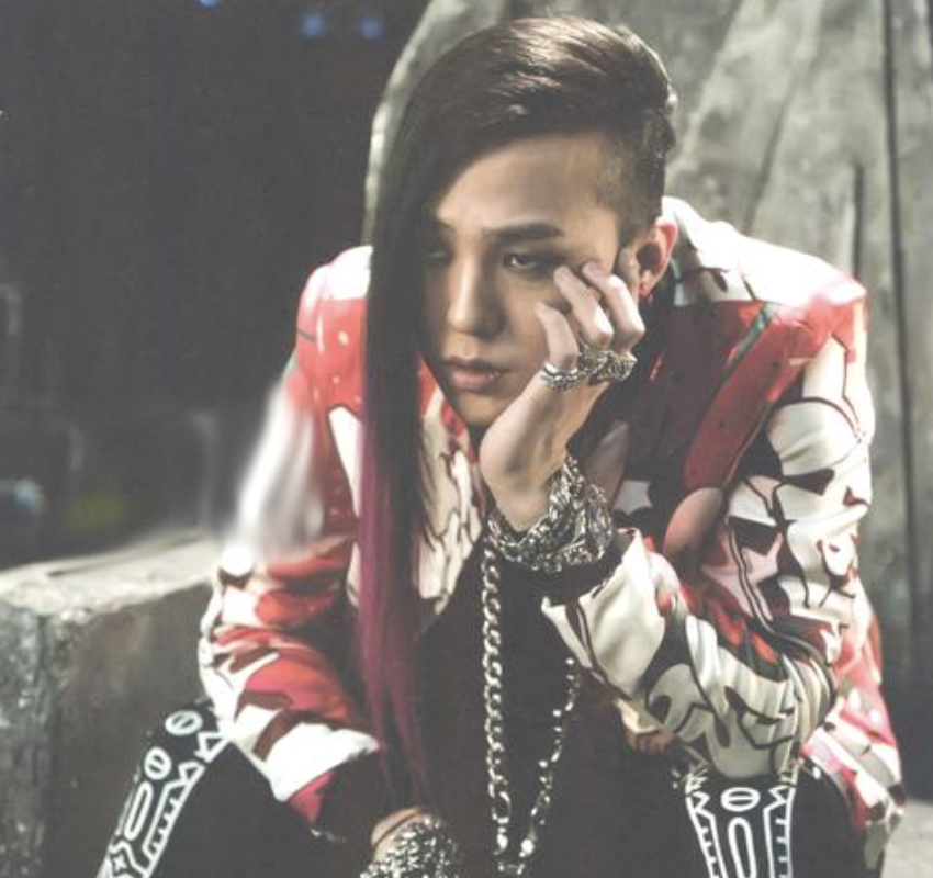 权志龙闪现香港,头戴帽子加头巾染彩色美甲造型潮爆!