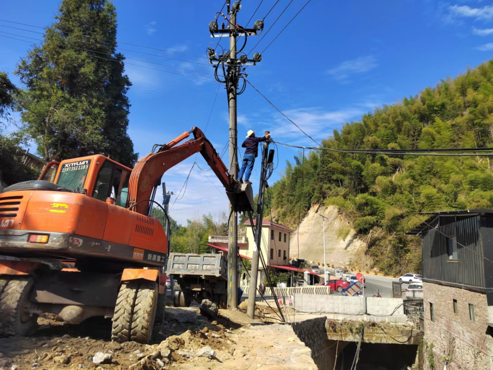 冲刺旅发一线有我鲁塘镇红星村担当作为见实效美丽乡村入画来