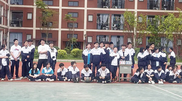 郫都二中开展"艺心庆五四,同梦筑未来"篮球友谊赛活动_腾讯新闻