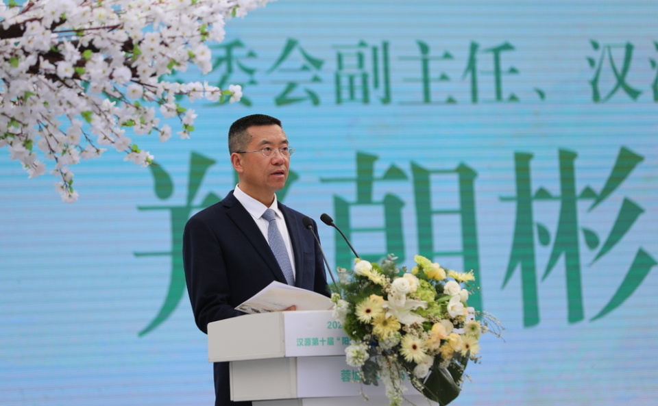 雅安市人大常委会副主任,汉源县委书记郑朝彬在新闻发布会上向广大