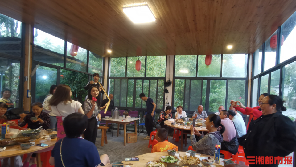 (炎陵县梨树洲民宿内,游客正在用餐.