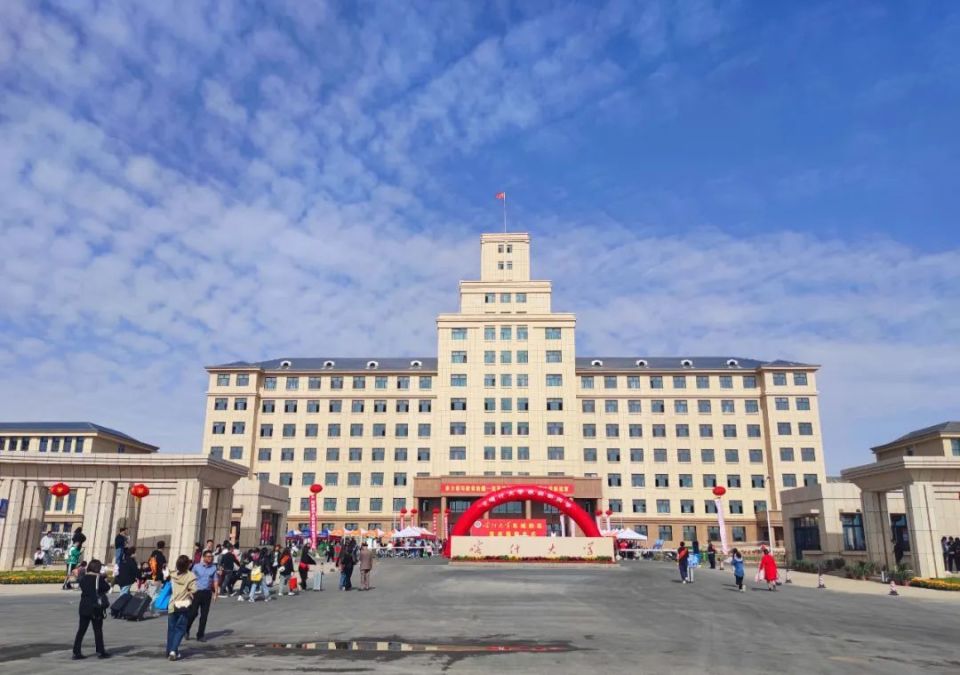 喀什大学东城校区落成投用_腾讯新闻