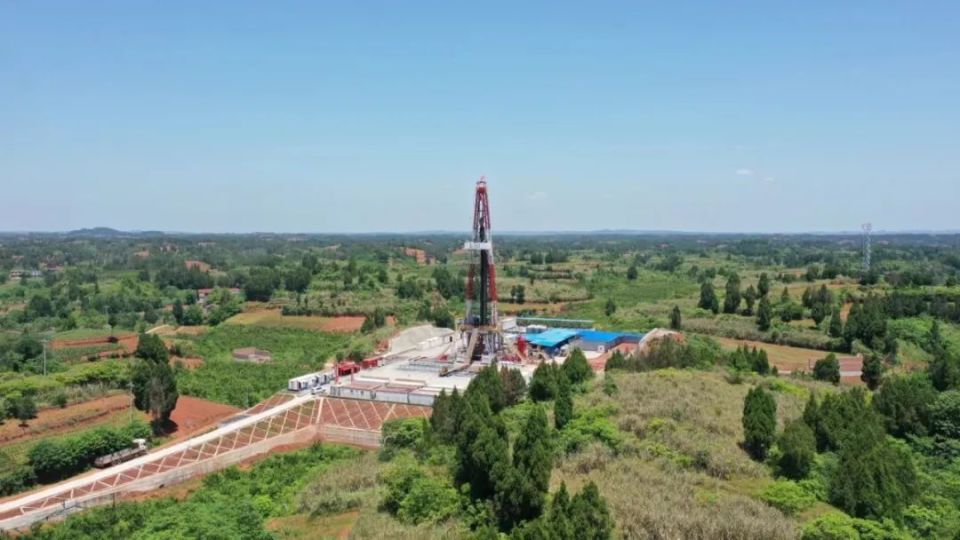 日前,从中国石化获悉,四川盆地深层页岩气勘探获得重大突破,部署在