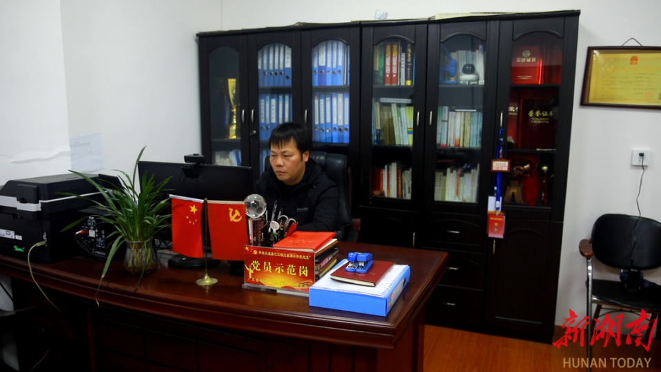 凤凰县政协委员吴炳辉立德树人为教育之本