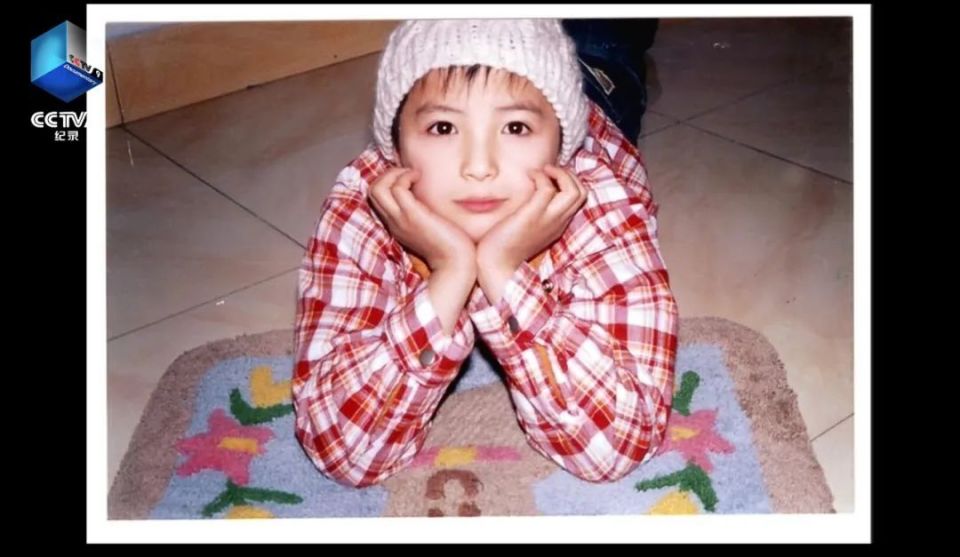 "头又小脸又小,小时候长得跟个洋娃娃一样……""胳膊展开比我的身高长