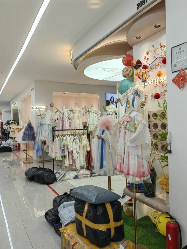 实探两大童装线下批发市场,换季20元一件衣服!_腾讯新闻