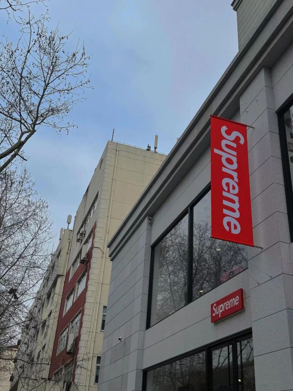 supreme中国首店开业!单品售价"全球最高",限定款"秒没"_腾讯新闻