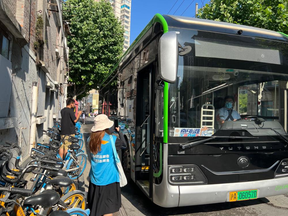 5月29日上午8点左右,许多职工在小南门地铁站排队等待"金融直通车"