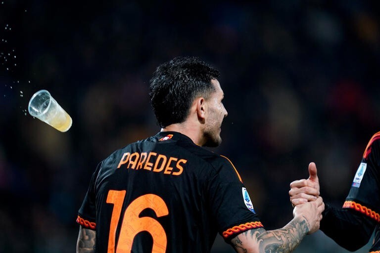 意媒帕雷德斯罚进点球后被主场球迷扔啤酒杯袭击